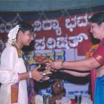 Ranjani receiving the award from MS Sheela