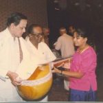 Ranjani receiving the tambura prize from Sri Vellore Ramabhadran